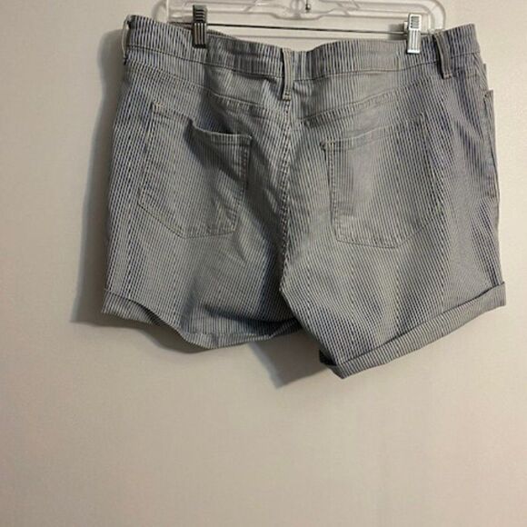 GAP Sexy by Stripe distressed 5 pocket Boyfriend shorts, size 16 - Picture 2 of 3